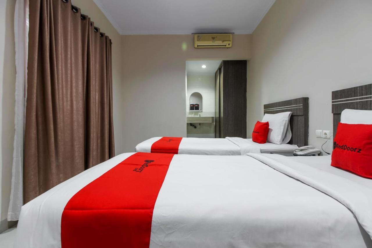 Reddoorz Plus Syariah @ Jalan Sriwijaya Медан Екстериор снимка