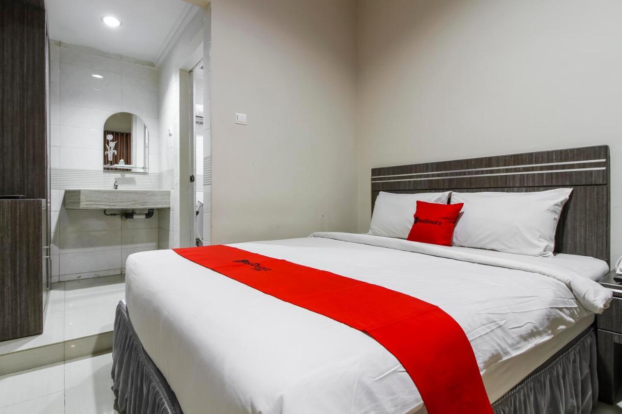 Reddoorz Plus Syariah @ Jalan Sriwijaya Медан Екстериор снимка